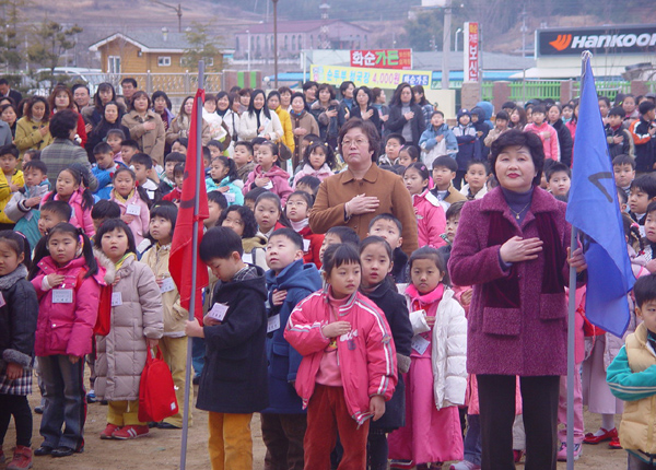 국기에 대한 경례도 중요하지만 우리반 깃발도 잘 지켜야... 